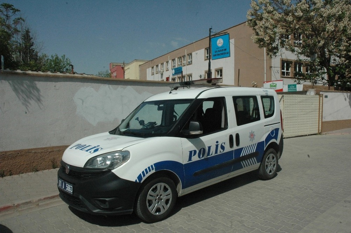 Adana\'da 16 Öğrenci Çikolatadan Zehirlendi