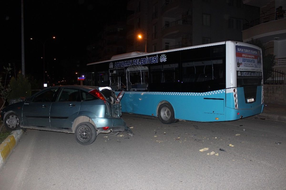 Adıyaman\'da 6 Araç Birbirine Girdi: 3\'ü Polis 4 Yaralı