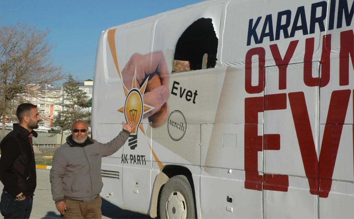 AK Parti\'nin Seçim Otobüsüne Saldırı