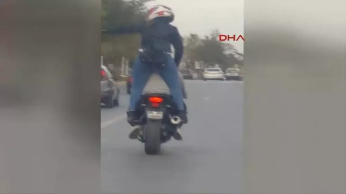 Antalya Motosiklet Üzerindeki Kadından Trafikte Tehlikeli Hareketler