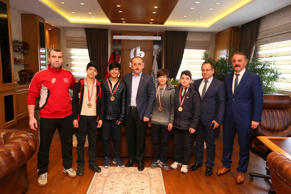 Badminton şampiyonları Başkan Çağırıcı\'yı ziyaret etti