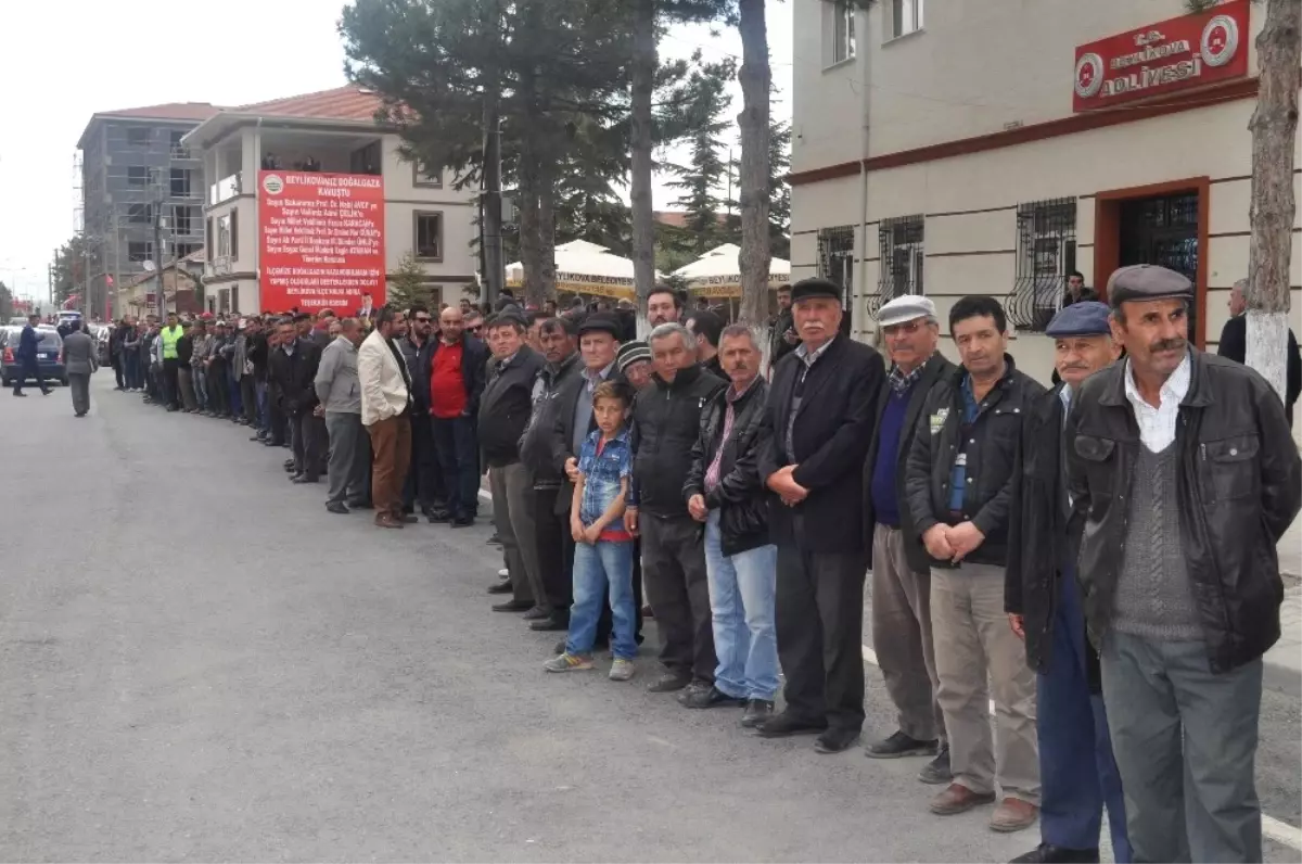 Bakanla Tokalaşmak İçin Uzun Kuyruk Oluşturdular