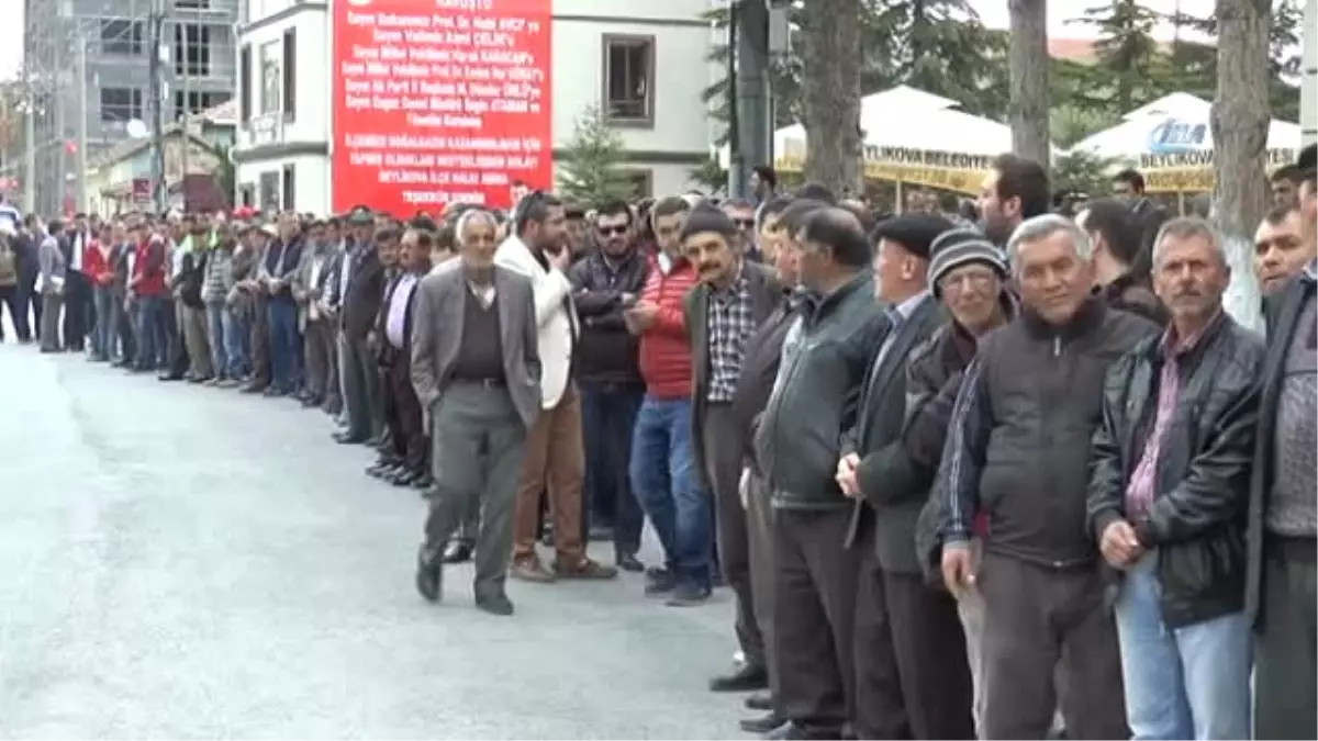 Bakanla Tokalaşmak İçin Uzun Kuyruk Oluşturdular