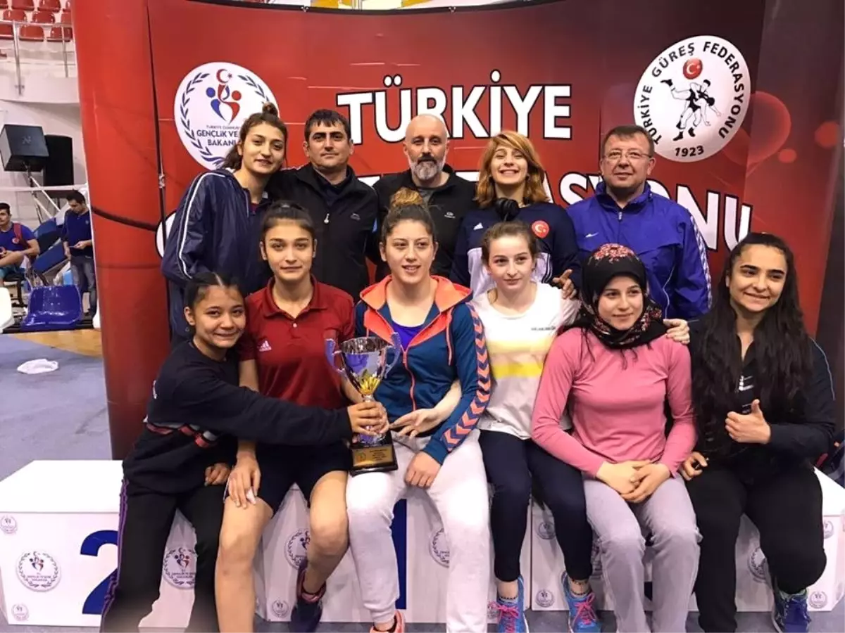 Başarılı Bayan Güreşçiler Tekirdağ\'a Döndü