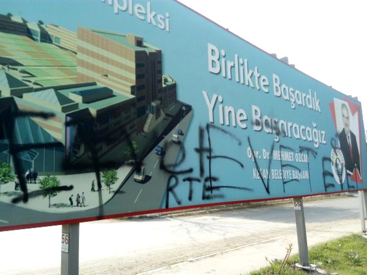 Billboardlara Sprey Boyayla \'Evet\' Yazıldı