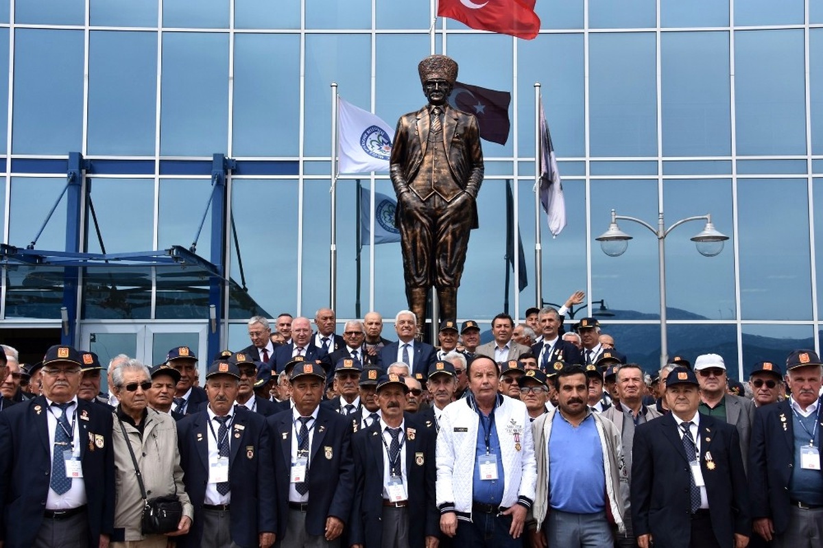 Büyükşehir Kıbrıs Gazileri\'ni Yavru Vatan\'a Gönderdi
