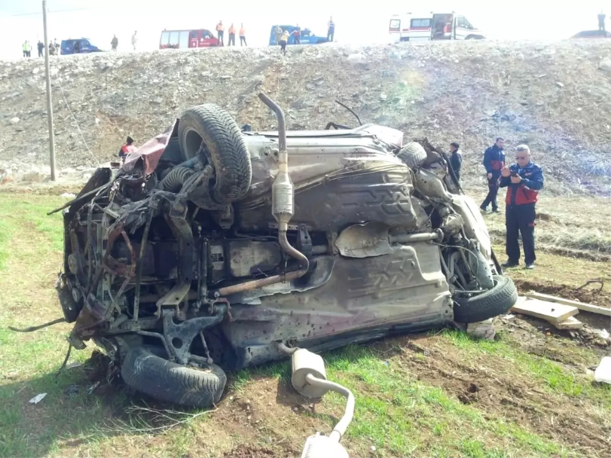 Cenazeye Giden Aile Kaza Geçirdi: 1 Ölü 2 Yaralı