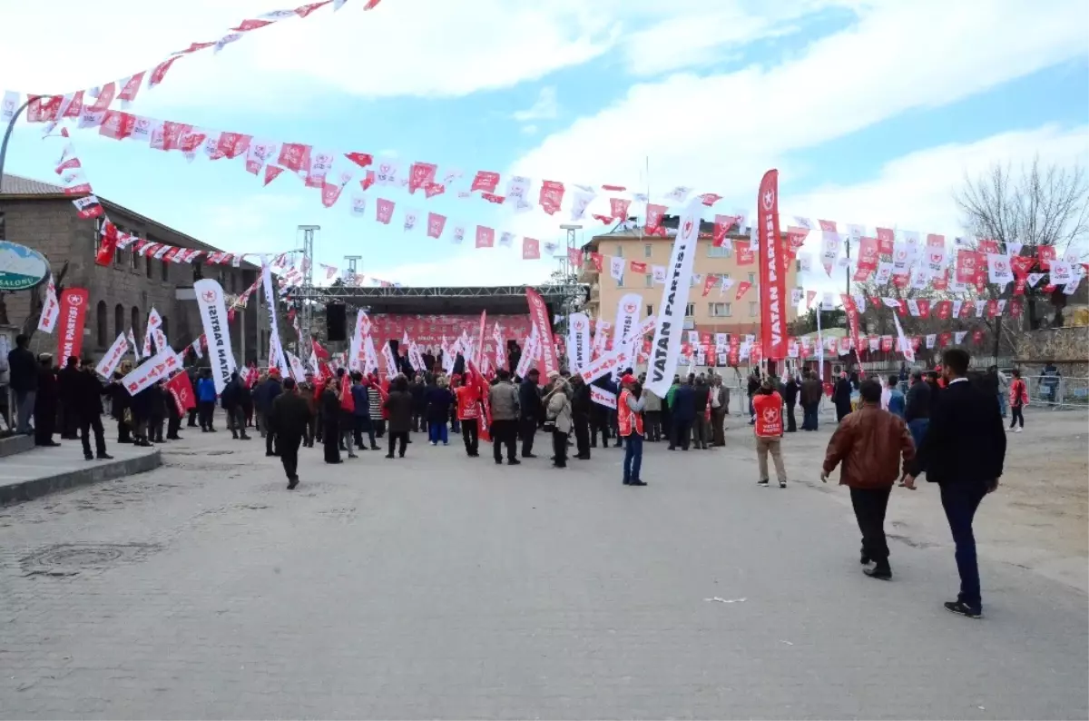 Doğu Perinçek\'in Mitingine Az Sayıda Kişi Katıldı