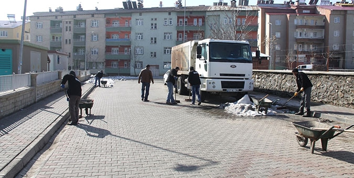 Doğubayazıt\'ta Çevre Yolu Temizlik Çalışmaları