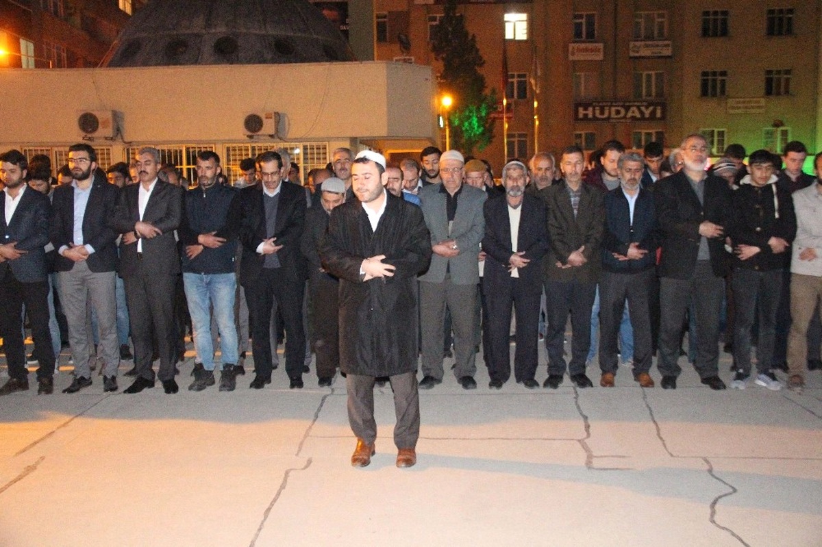 Elazığ\'da İdlip\'te Ölenler İçin Gıyabi Cenaze Namazı Kılındı