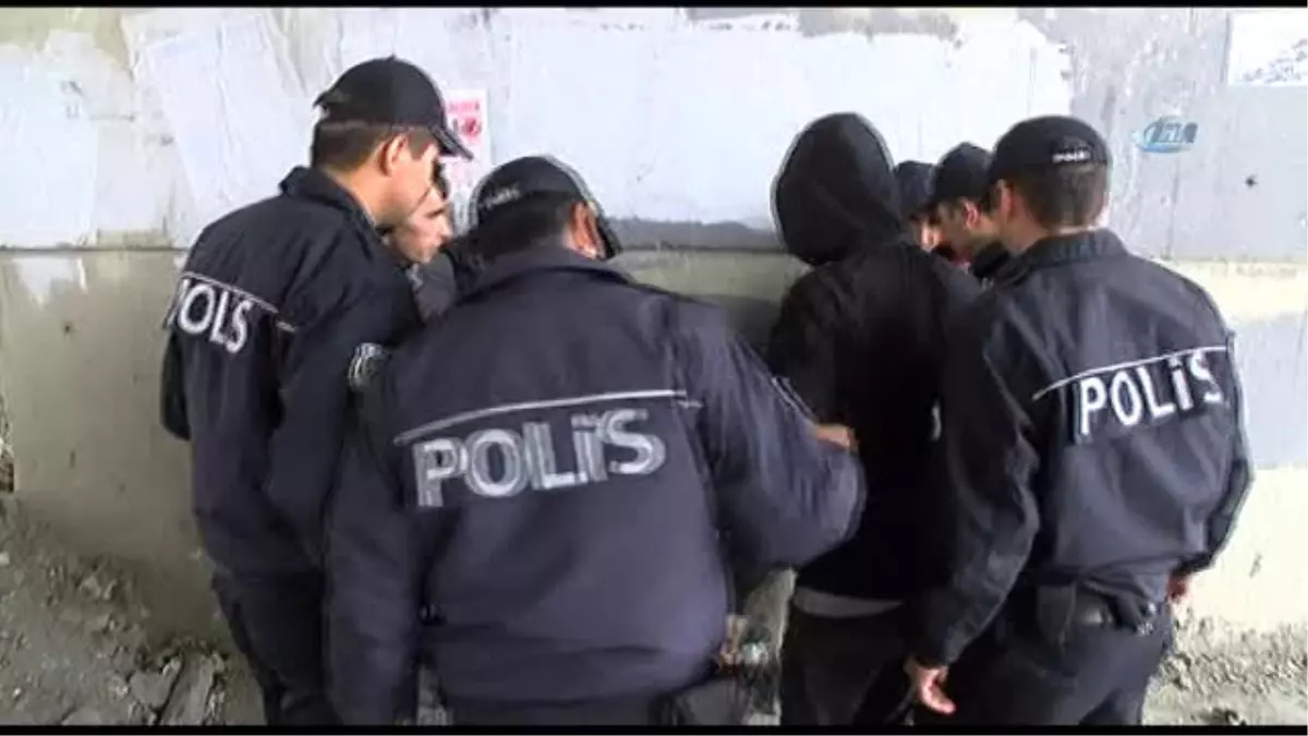 Esenyurt\'ta Madde Bağımlısı Gençler Polis Ekipleri Tarafından Tedavi Edilmek Üzere Toplandı