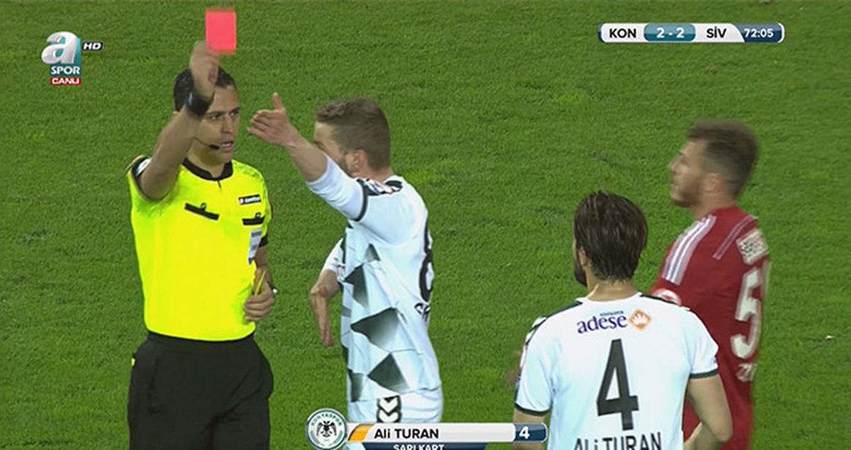 Hakem Alper Ulusoy, Sarı Kartı Olmayan Oyuncuyu 2. Sarıdan Attı