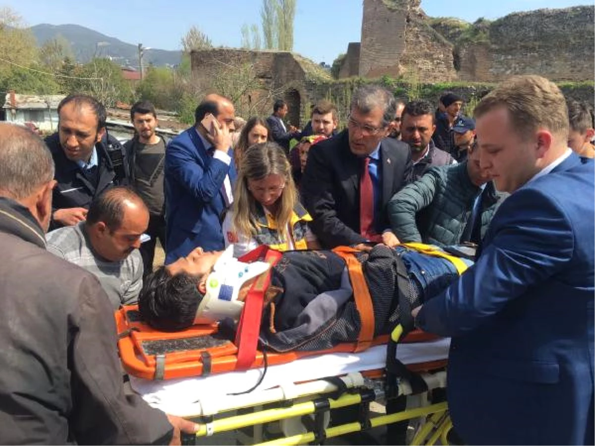 Kazada Yaralanan Gence İlk Müdahale CHP\'li Vekilden