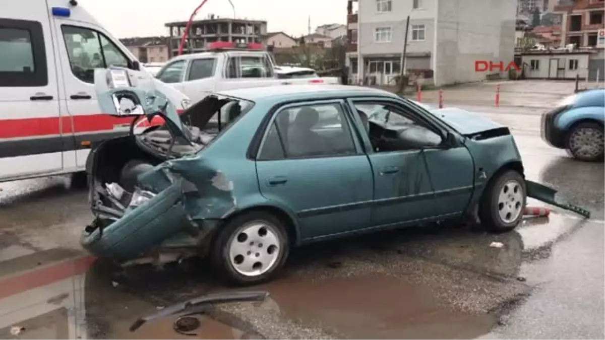 Kocaeli 2 Otomobil Ile Bir Minibüs Çarpıştı 2 Yaralı