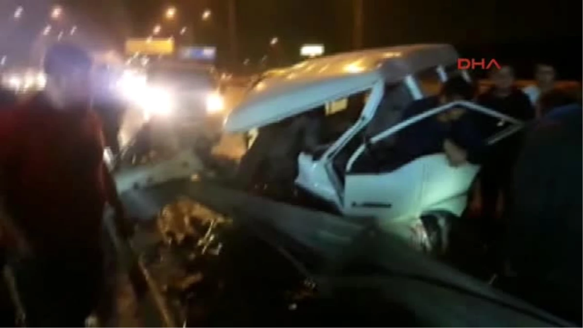 Kocaeli Bariyerlere Saplanan Kamyonetin Sürücüsü Yaralandı