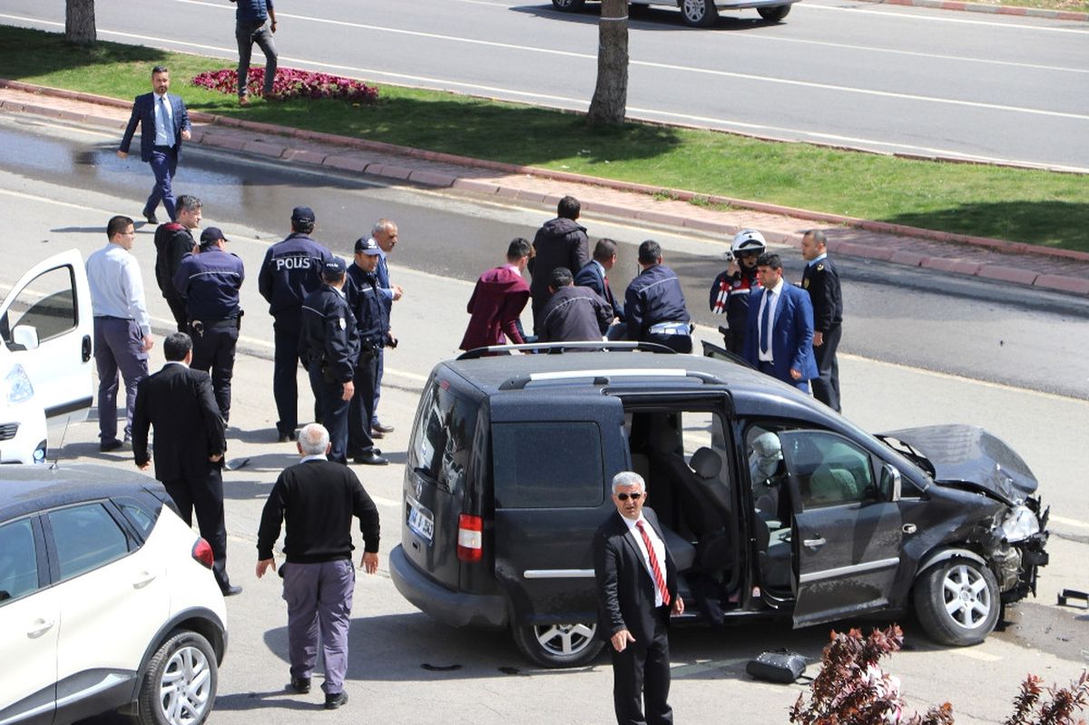 Kontrolden Çıkıp CHP Liderini Takip Eden Gazetecilerin Aracına Çarptı