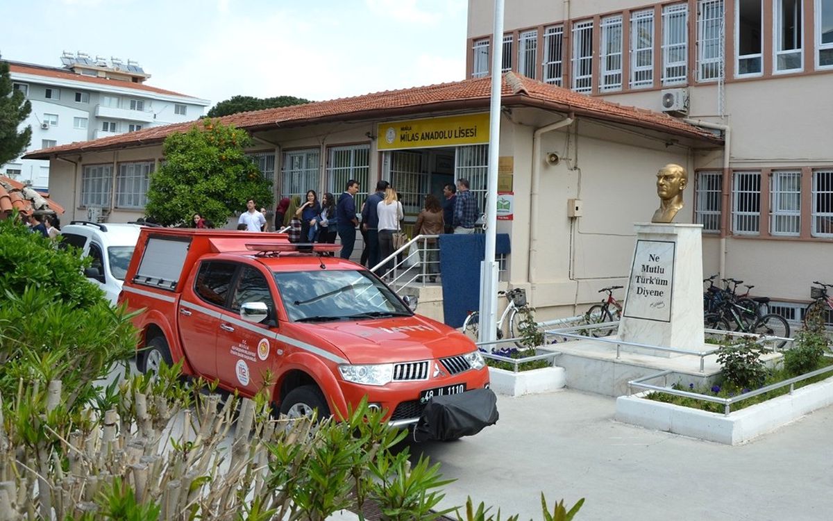 Milas\'ta Lisede Gaz Paniği