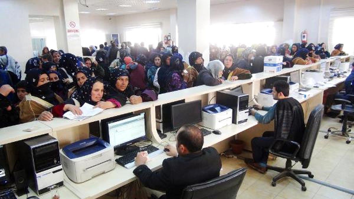 Şanlıurfa\'da Ramazan Yardımı Kuyruğu