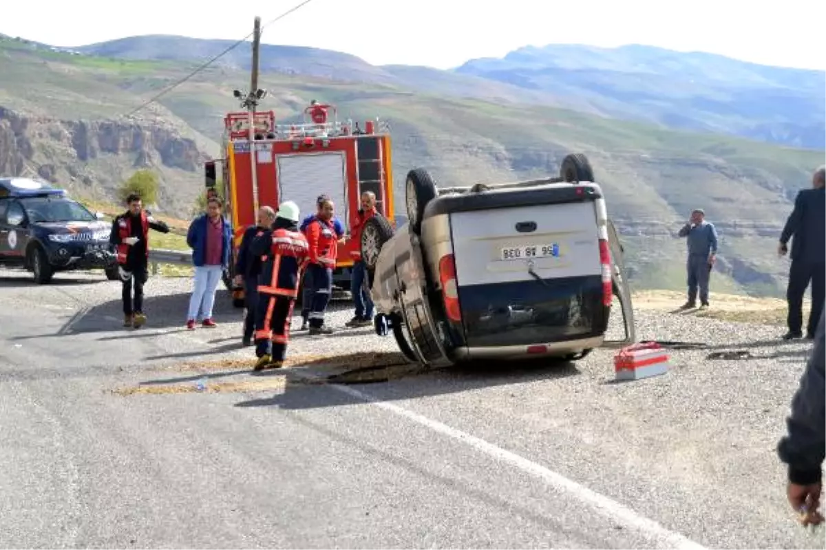 Siirt\'te Otomobil Takla Attı: 5 Yaralı