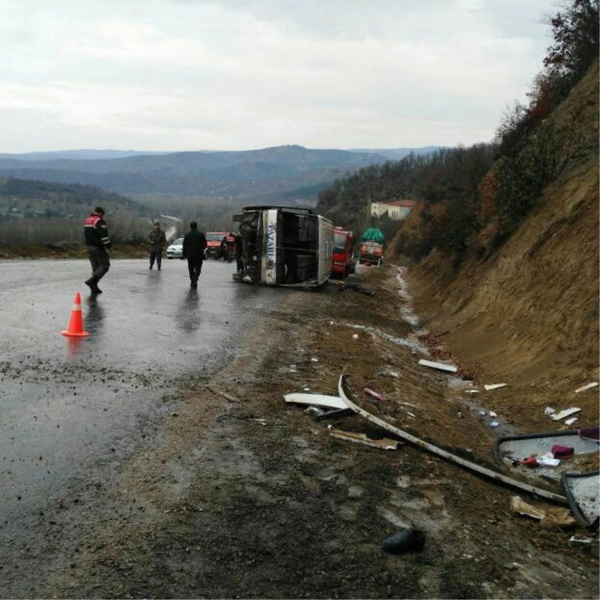 Simav\'da Yolcu Midibüsü Devrildi: 1 Ölü 9 Yaralı