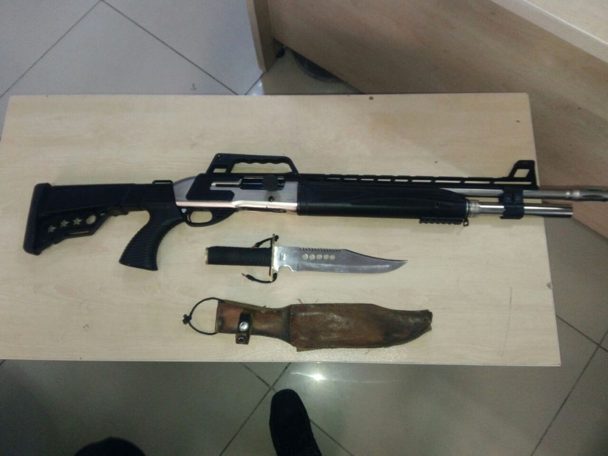 Şüpheli Otomobilden Silah ve Bıçak Bulundu
