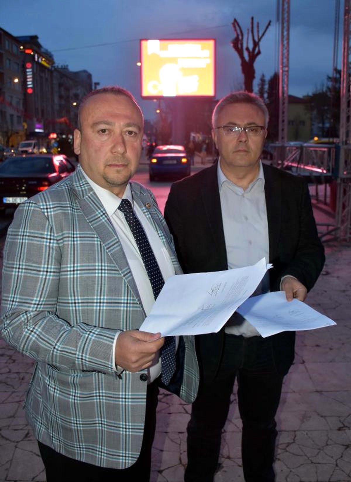 Uşak\'ta CHP İtiraz Etti, Bilboardlardaki 5 \'Evet\' Afişi Kaldırıldı