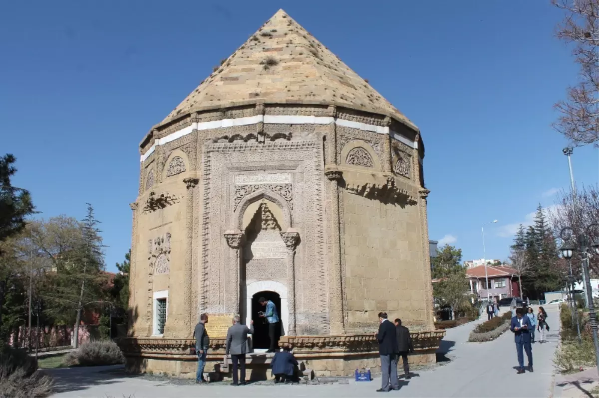 100 Yıldır Kapalı Olan Türbeler Vatandaşlar Için Açıldı