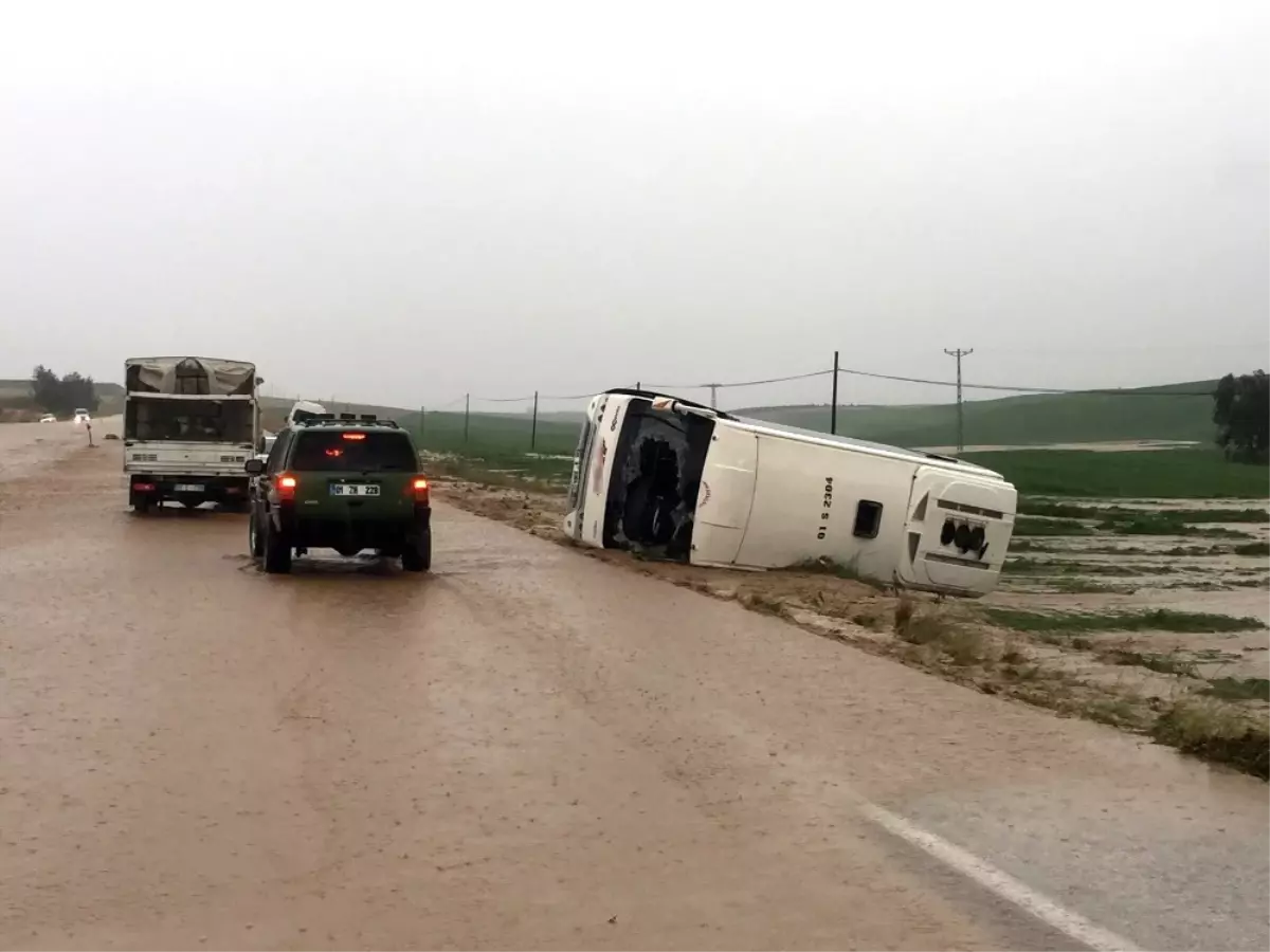 3 Kişinin Öldüğü, 30 Kişinin Yaralandığı Kaza Bölgesinde Ambulans ve Araçlar Selde Mahsur Kaldı