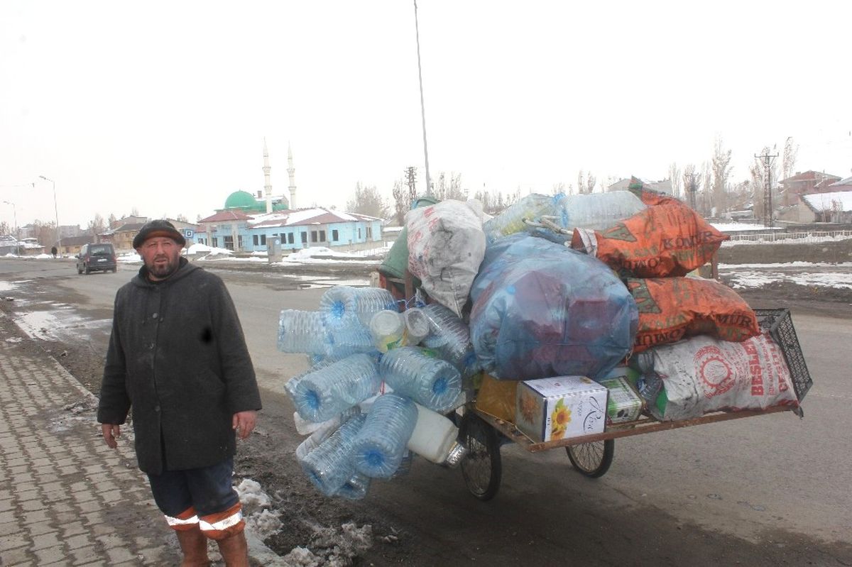 Ağrı\'da Hurdacılık Yaparak Ailesini Geçindiriyor