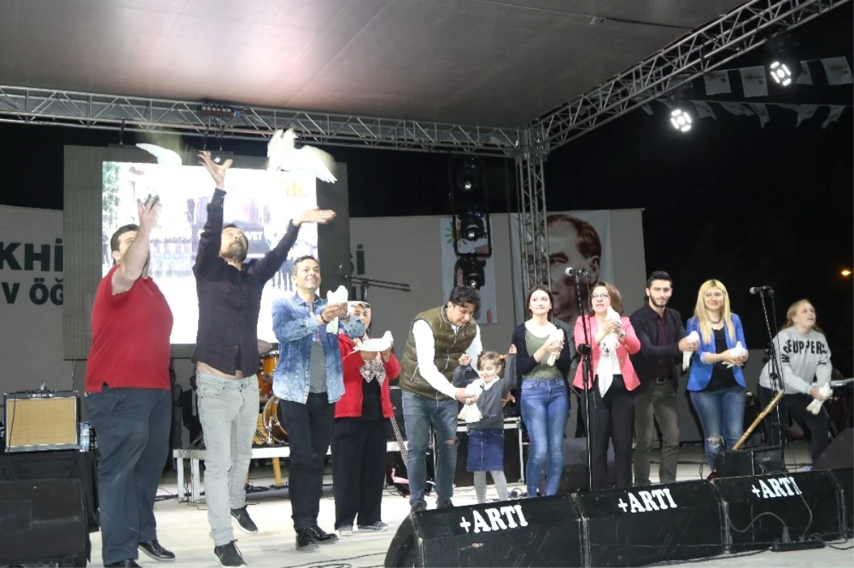 Akhisar\'da Feridun Düzağaç Konseri