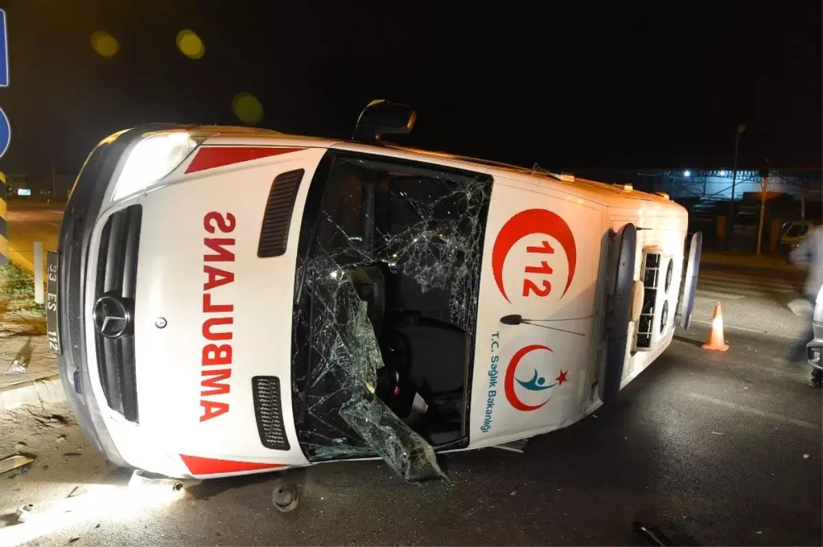 Ambulans ile Otomobil Çarpıştı: 4 Yaralı