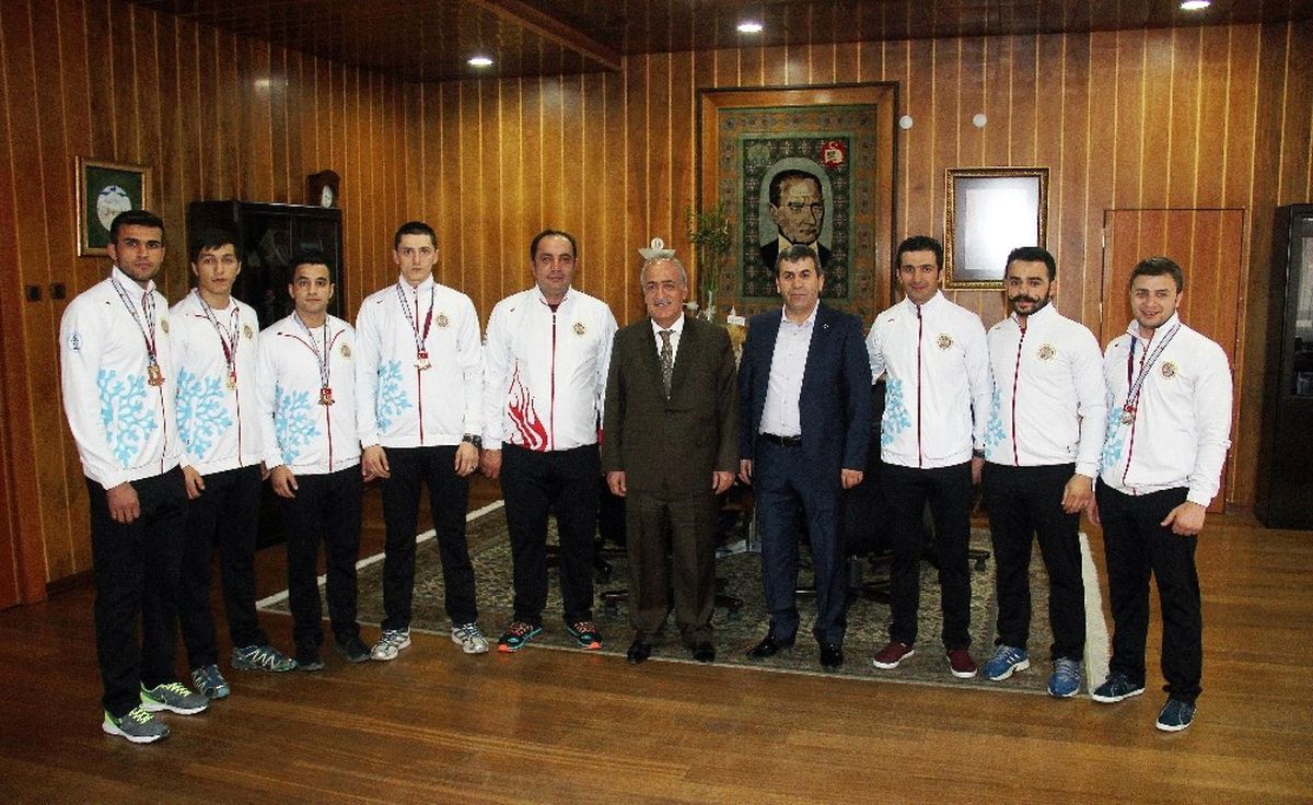 Atatürk Üniversiteli Boksörler, Rektör Çomaklı\'yı Ziyaret Etti
