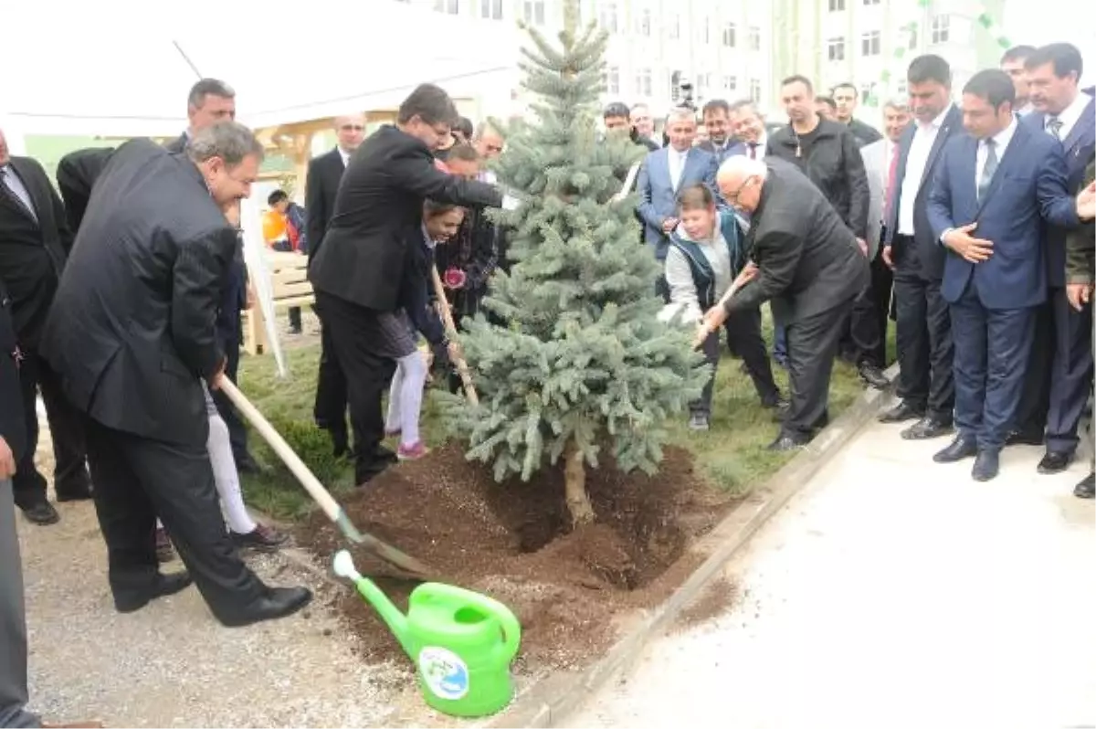 Bakanlar Avcı ve Eroğlu Öğrencilerle Fidan Dikti