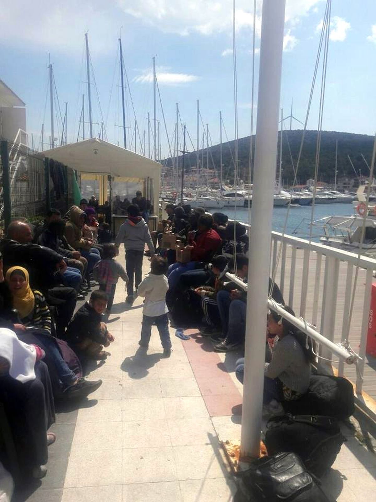 Çeşme\'de 60 Kaçak Göçmen Yakalandı