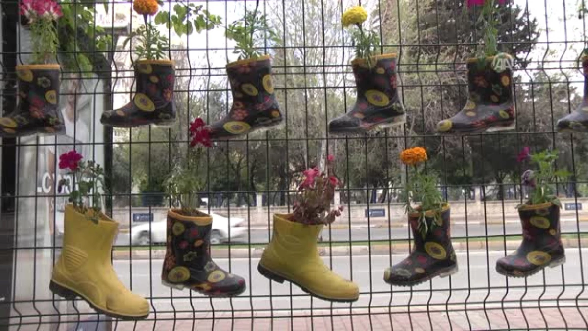 Çocukların Eskiyen Çizmeleri "Çiçeklendi" - Antalya
