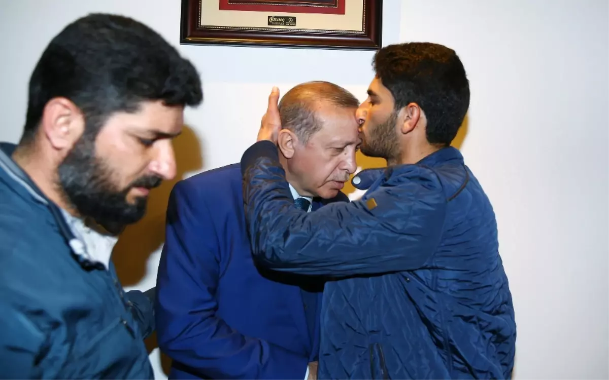 Cumhurbaşkanı Erdoğan Ikizlerini Kaybeden Baba Ile Görüştü