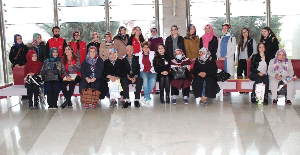 Elazığ\'da Üniversite Öğrencileri, Kanser Hastalarını Ziyaret Etti