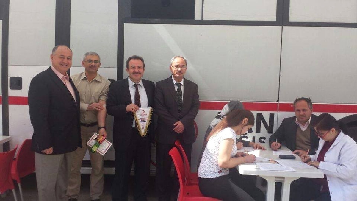 Eskişehir Atatürk Lisesi\'nden Türk Kızılay\'ına Kan Bağışı