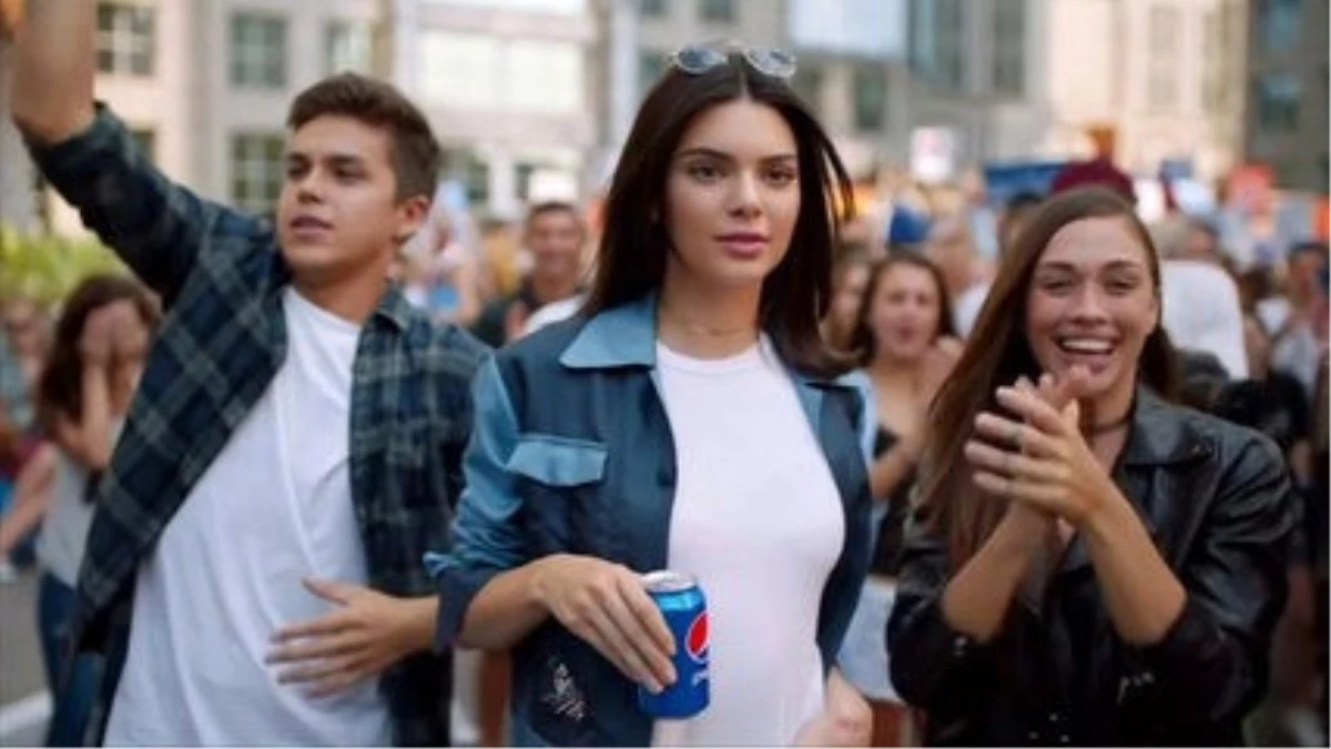 Kendall Jenner\'ın Oynadığı Tartışmalı Kola Reklamı Yayından Kaldırıldı