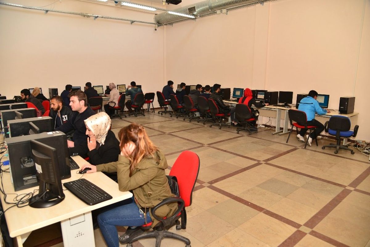 Kursiyerler Bilgisayar Donanımlarını Öğreniyor