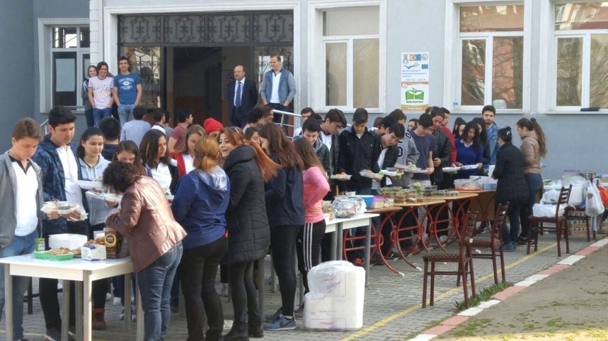 Lüleburgaz\'da Okul Yararına Kermes
