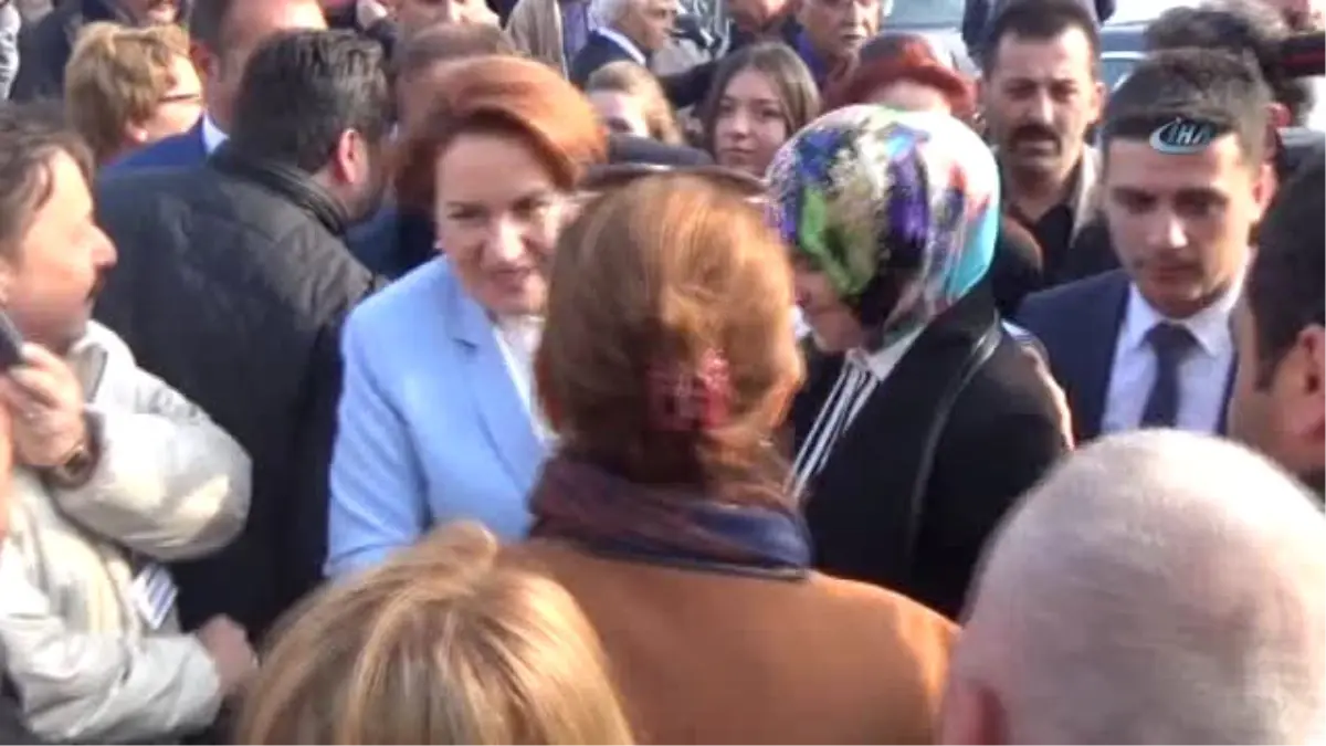 Meral Akşener\'e Etekli ve Ayakkabılı Protesto