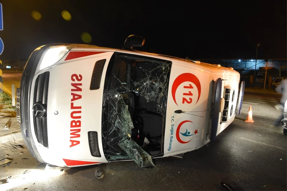 Mersin\'de Ambulansla Otomobil Çarpıştı: 4 Yaralı