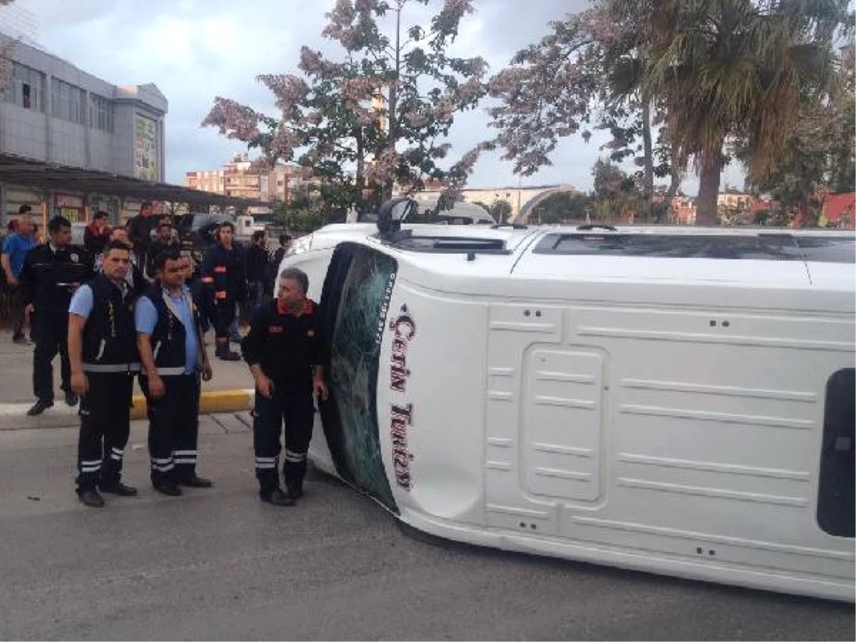 Mersin\'de Öğrenci Servisi ile Otomobil Çarpıştı: 20 Yaralı