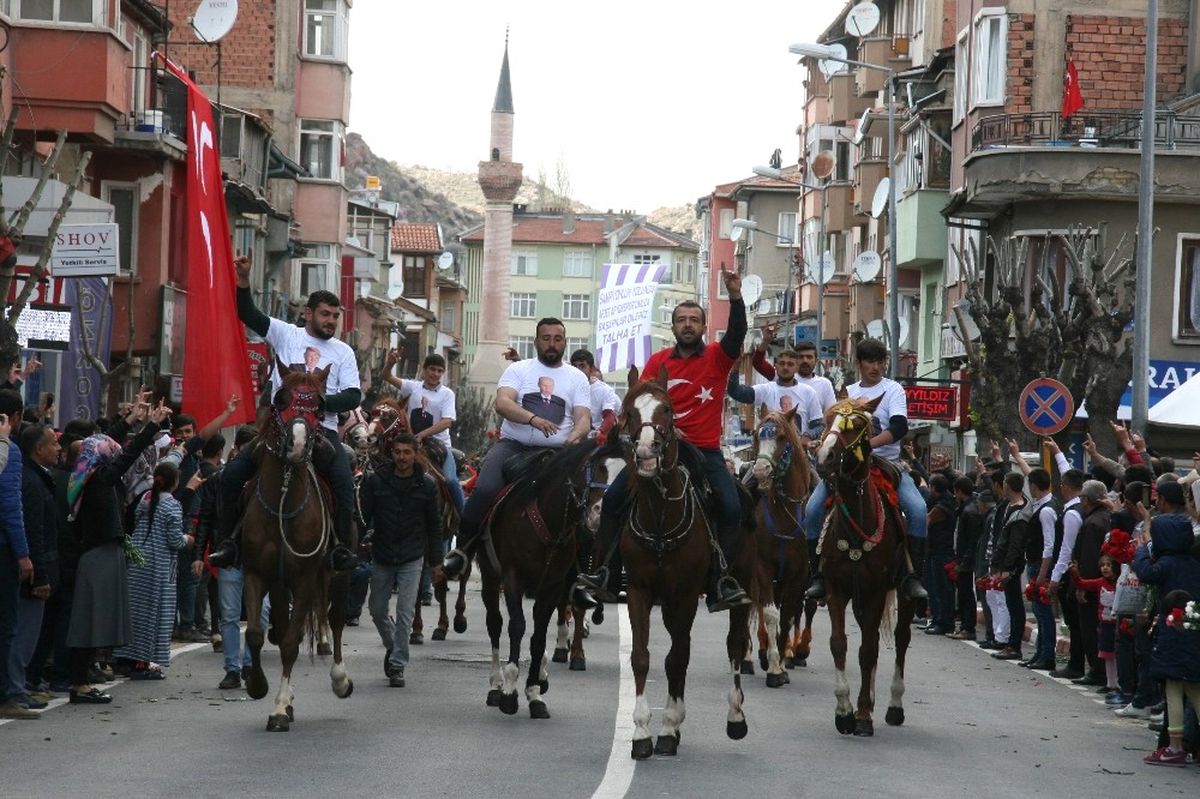 MHP Lideri Bahçeli\'yi Atlarla ve Karanfillerle Karşıladılar