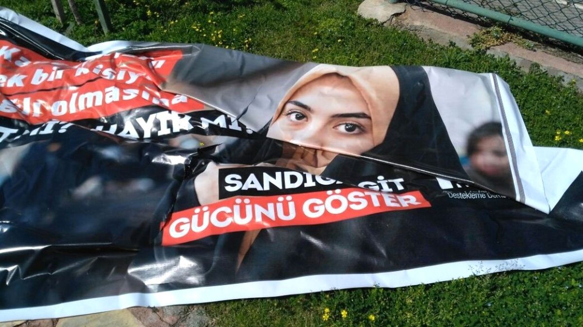 Muratpaşa\'da \'Hayır\' İçerikli Pankartlara Saldırı