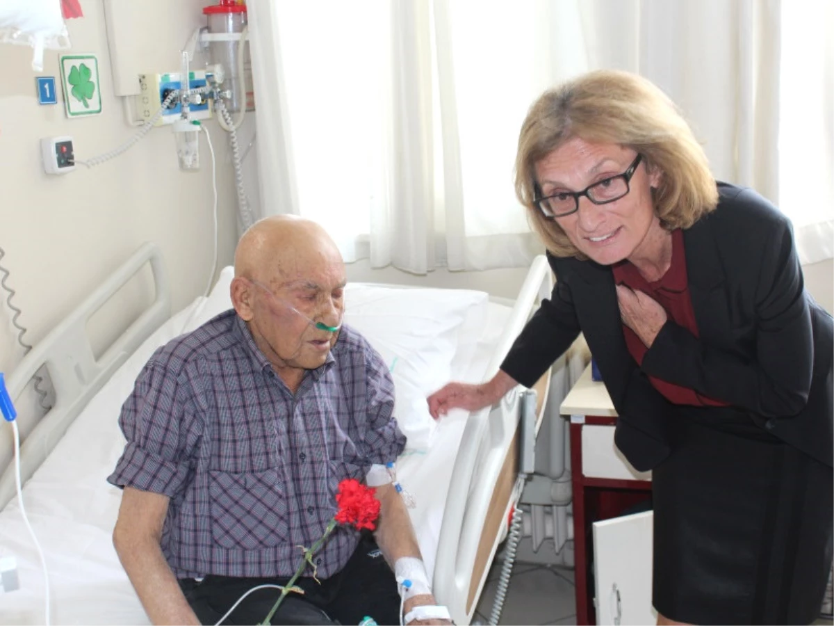 Özcan, Onkoloji Hastalarını Ziyaret Etti