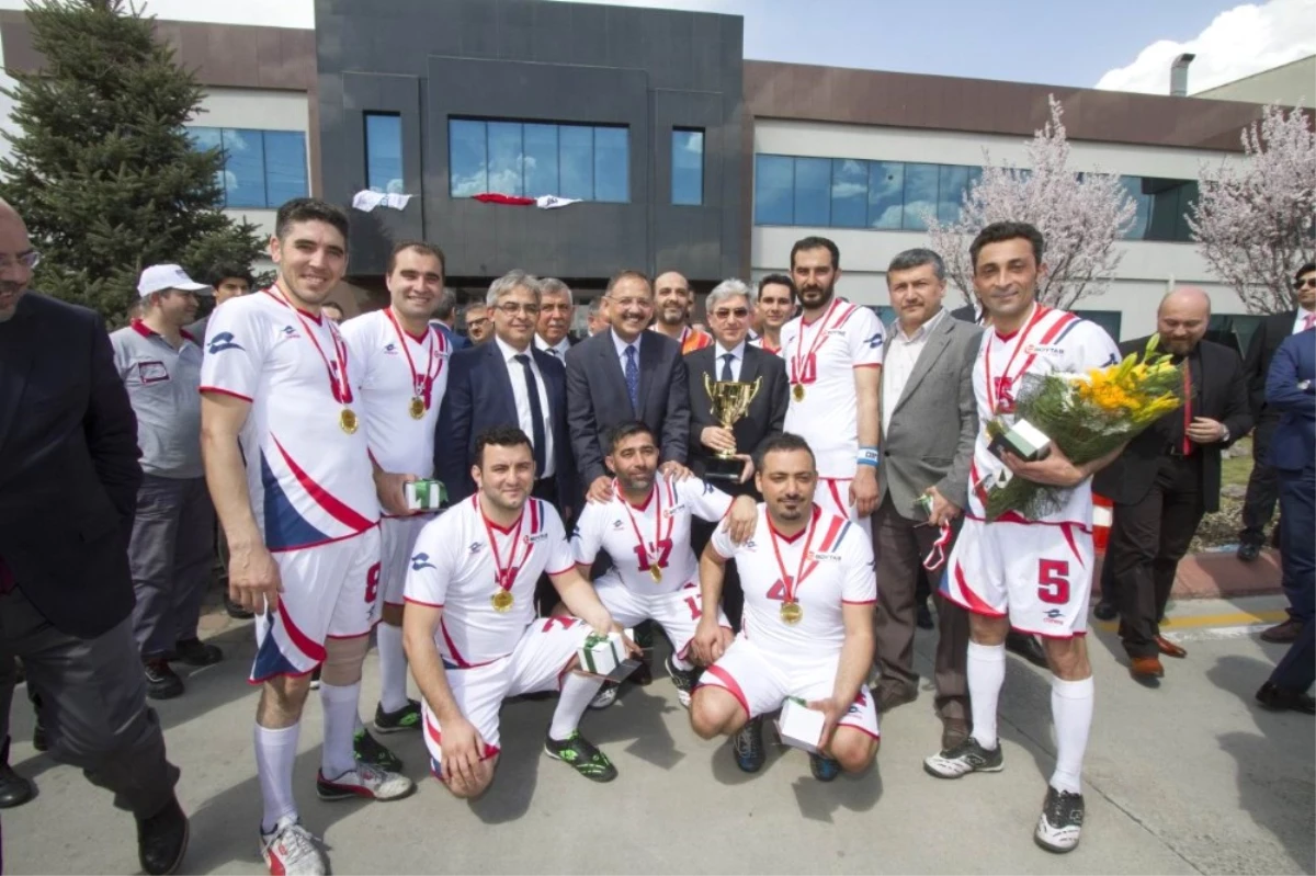 Şampiyon Boytaş\'ın Kupası Bakan Özhaseki\'den