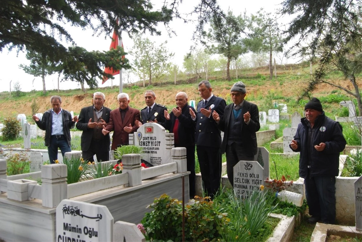 Şehit Polis İsmet Yiğit Mezarı Başında Anıldı