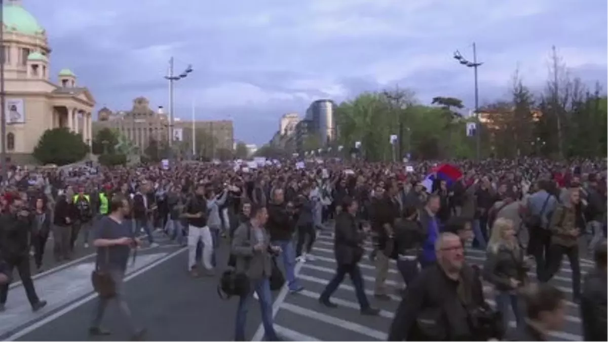 Sırplar Cumhurbaşkanı Seçilen Aleksandar Vucic\'i Protesto Etti